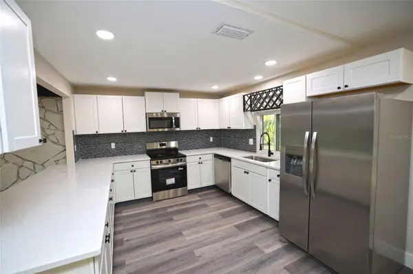 5667 CREEKWOOD DR, Sarasota, FL 34233