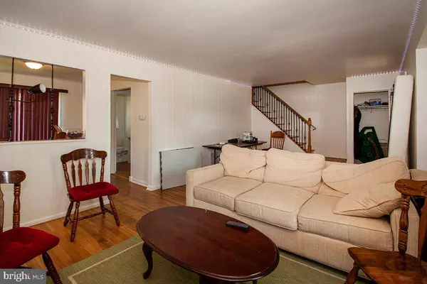 10 SHERWOOD LN, Glassboro, NJ 08028