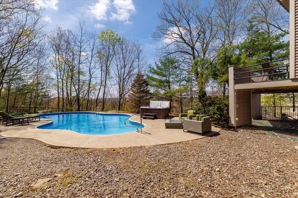 35 Hickory Dr, Worcester, MA 01609