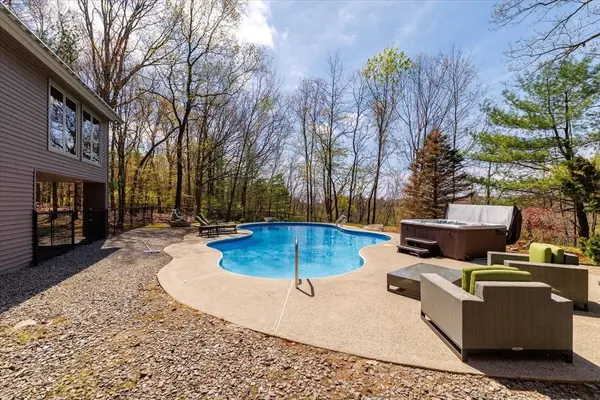 35 Hickory Dr, Worcester, MA 01609