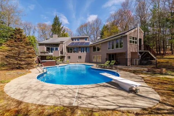 35 Hickory Dr, Worcester, MA 01609