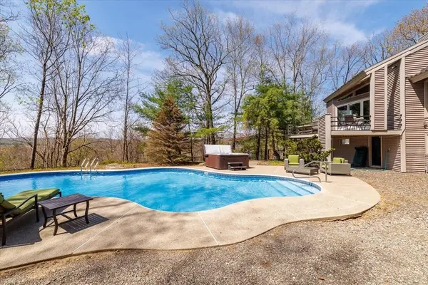 35 Hickory Dr, Worcester, MA 01609