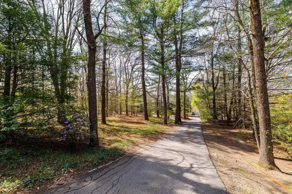 35 Hickory Dr, Worcester, MA 01609