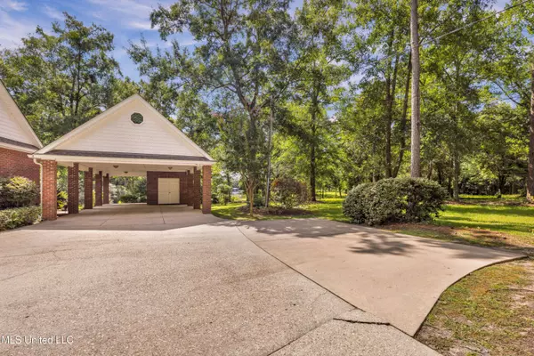 6022 Monticilla Circle, Ocean Springs, MS 39564