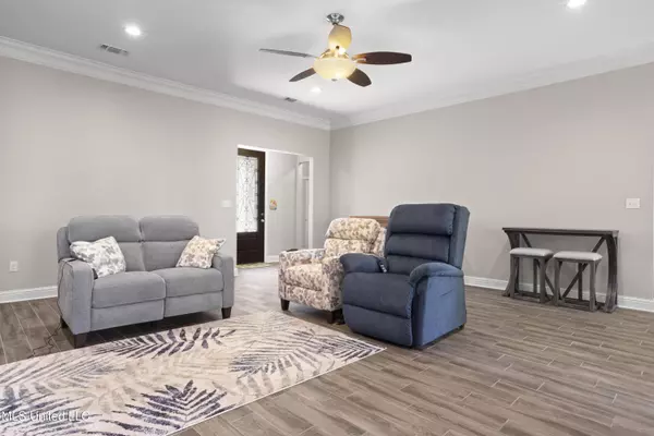 3200 N 9th Street, Ocean Springs, MS 39564