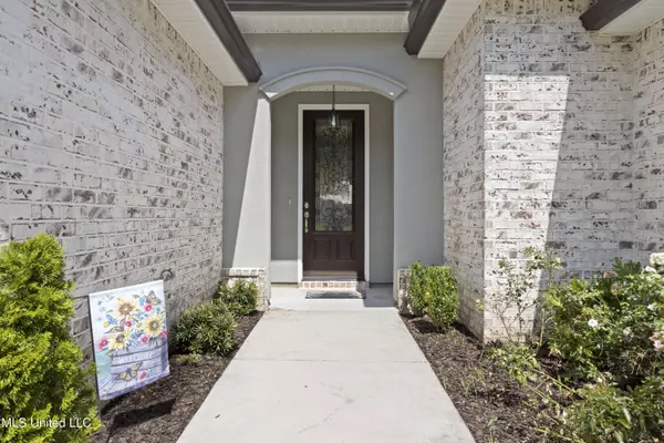 3200 N 9th Street, Ocean Springs, MS 39564