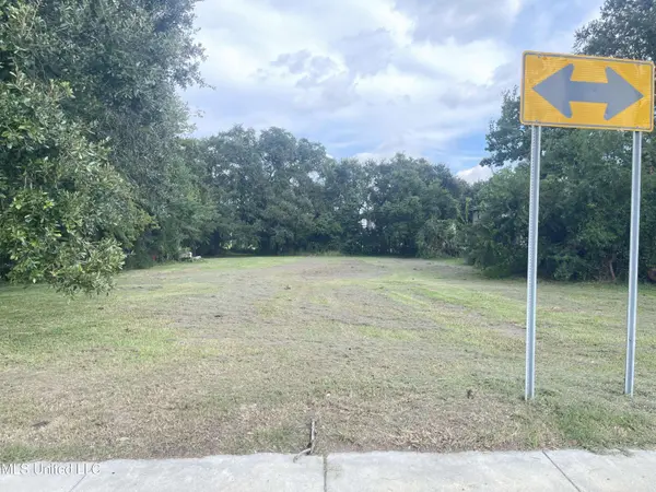 348 Oak Street, Biloxi, MS 39530