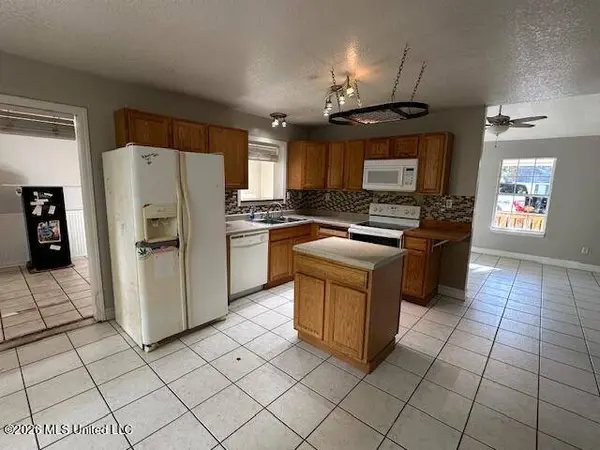 1400 Oak Street, Ocean Springs, MS 39564