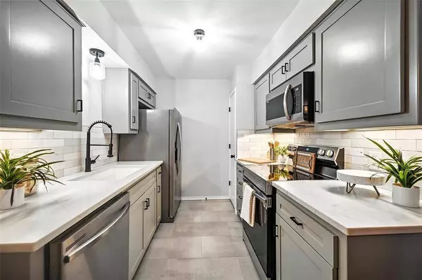 1008 Forest Creek Street, Benbrook, TX 76126