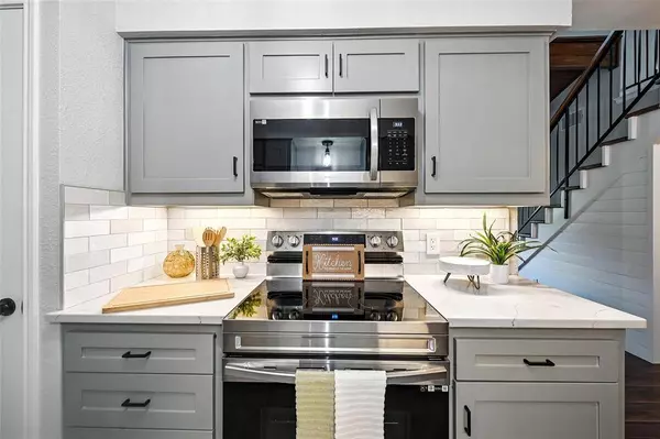 1008 Forest Creek Street, Benbrook, TX 76126