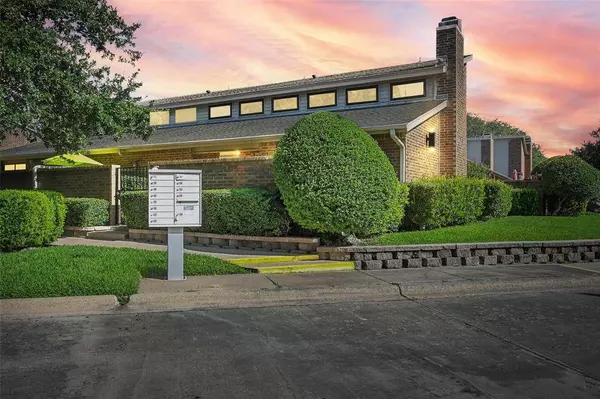 1008 Forest Creek Street, Benbrook, TX 76126