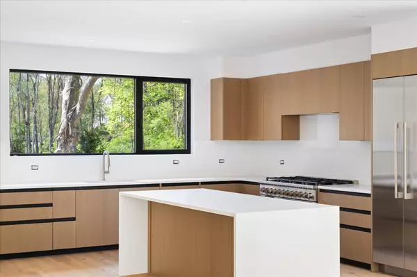 28 McLain ST, Bedford Corners, NY 10549