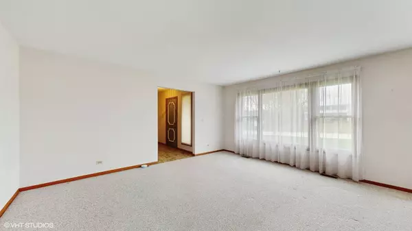 130 Burning Bush TRL, Crystal Lake, IL 60012