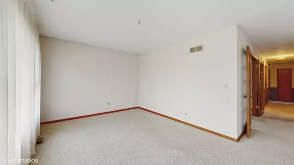 130 Burning Bush TRL, Crystal Lake, IL 60012