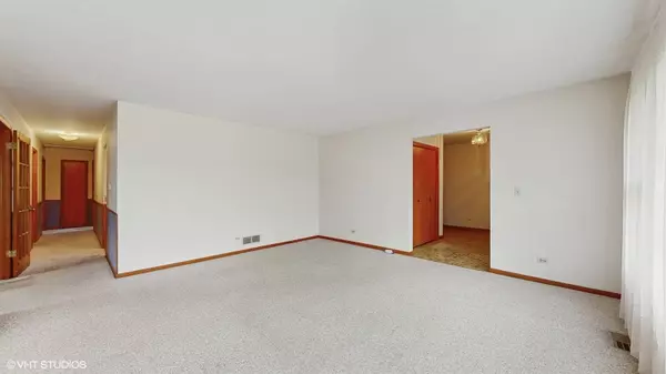 130 Burning Bush TRL, Crystal Lake, IL 60012