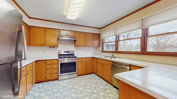 130 Burning Bush TRL, Crystal Lake, IL 60012