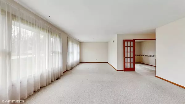 130 Burning Bush TRL, Crystal Lake, IL 60012