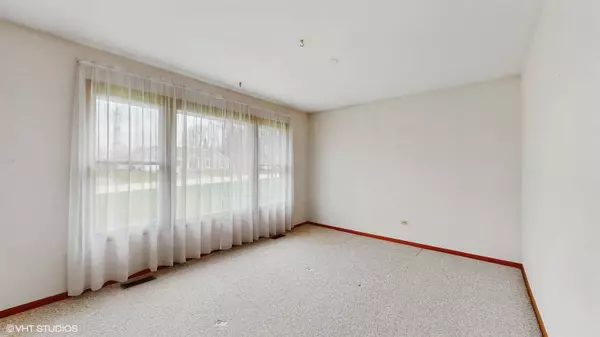 130 Burning Bush TRL, Crystal Lake, IL 60012