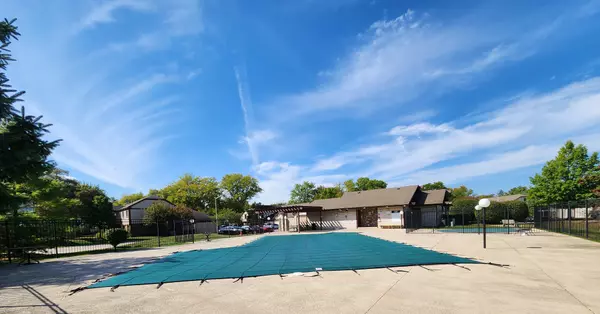 Schaumburg, IL 60193,1220 Plum Tree Court #D2