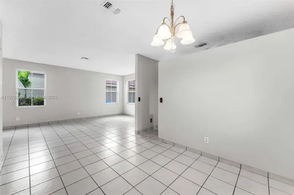 2110 NW 190th Ave, Pembroke Pines, FL 33029