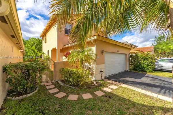 2110 NW 190th Ave, Pembroke Pines, FL 33029