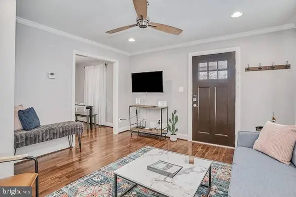 5812 N KINGS HWY, Alexandria, VA 22303
