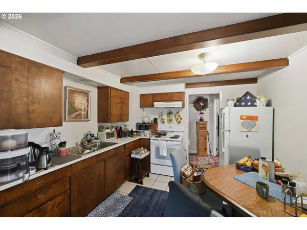 589 10TH AVE, Coos Bay, OR 97420