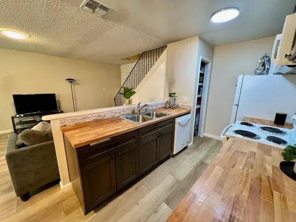 5601 Revelstok DR #3, Sacramento, CA 65842