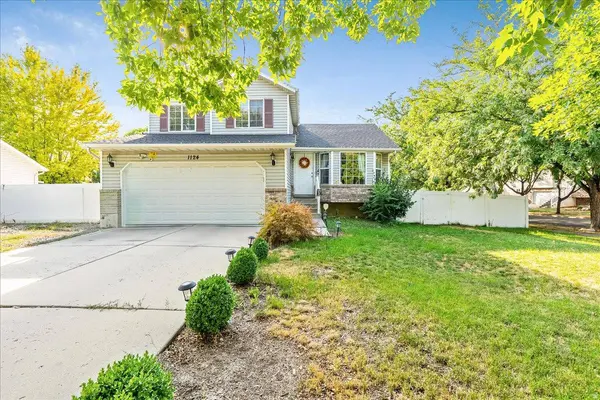 1124 S 925 W, Woods Cross, UT 84087