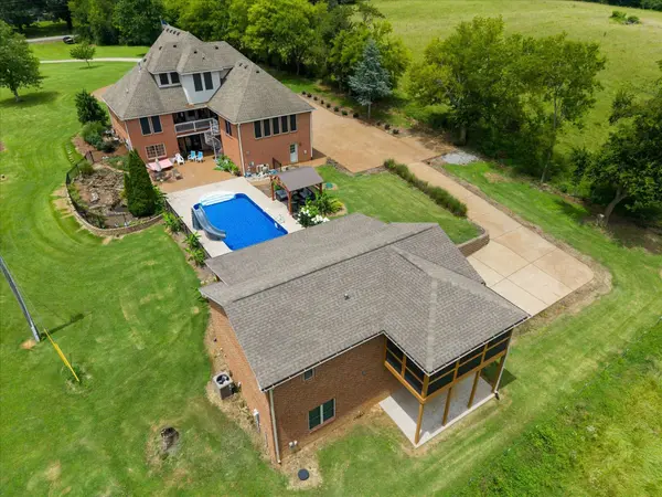2155 Lake Rd, Greenbrier, TN 37073
