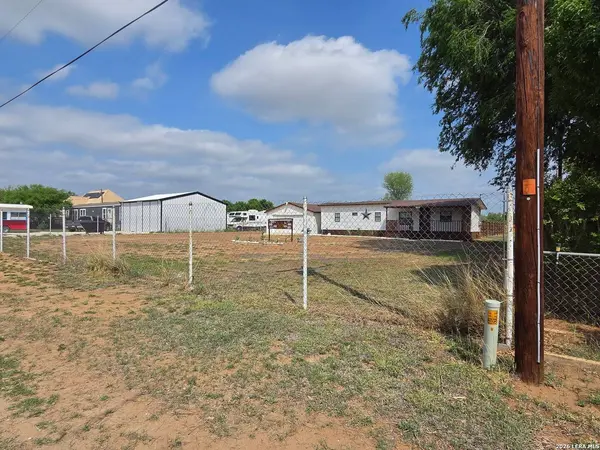 353 Duncan St, Carrizo Springs, TX 78834