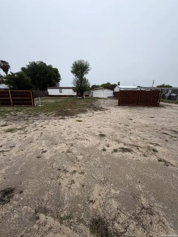 353 Duncan St, Carrizo Springs, TX 78834