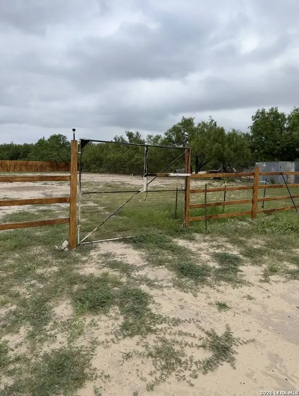 353 Duncan St, Carrizo Springs, TX 78834
