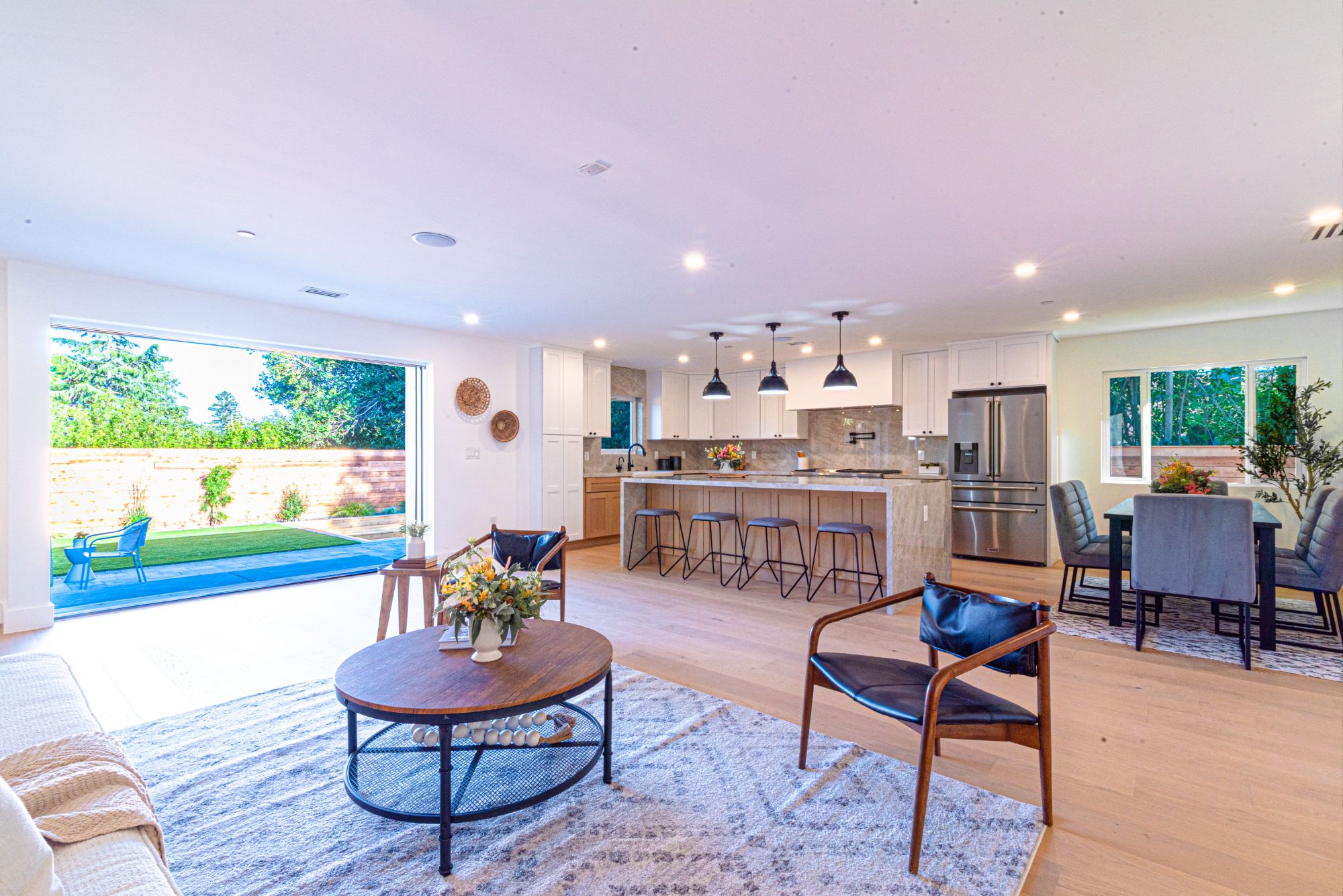 A big room with a living room and a kitchen included, it has a view to the back garden