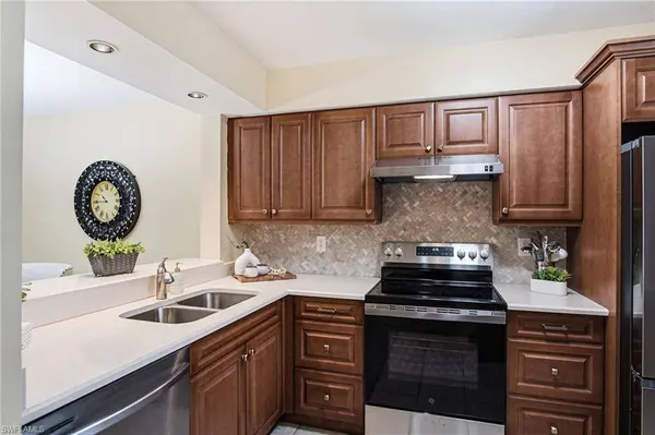 221 Fox Glen DR #2302, Naples, FL 34104