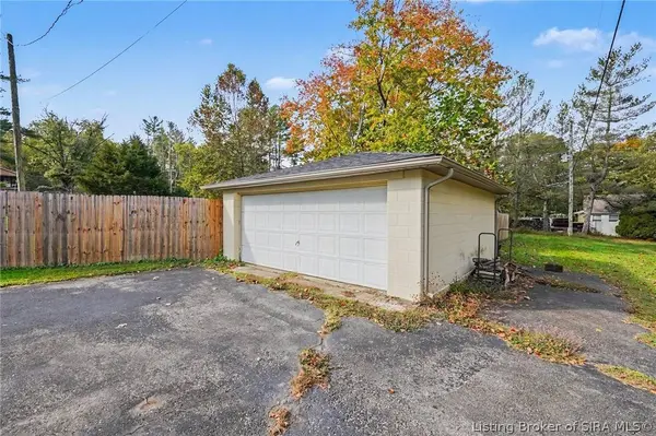 7051 Brenlee DR, Georgetown, IN 47122