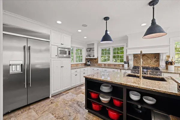 612 Nelson RD, Maple Plain, MN 55359
