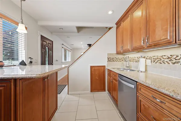 16 Harrow LN, Levittown, NY 11756