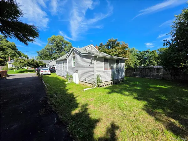 34 Flamingo RD, Rocky Point, NY 11778