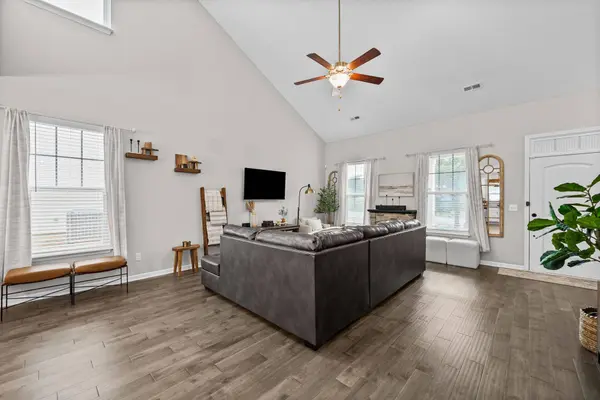 402 Barbaro Ct, Burns, TN 37029