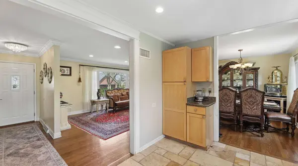 813 Castlewood LN, Deerfield, IL 60015