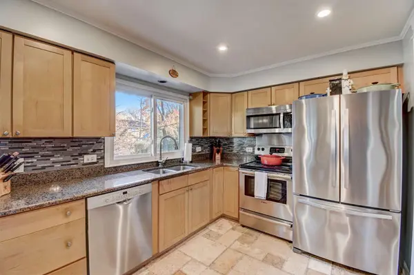 813 Castlewood LN, Deerfield, IL 60015