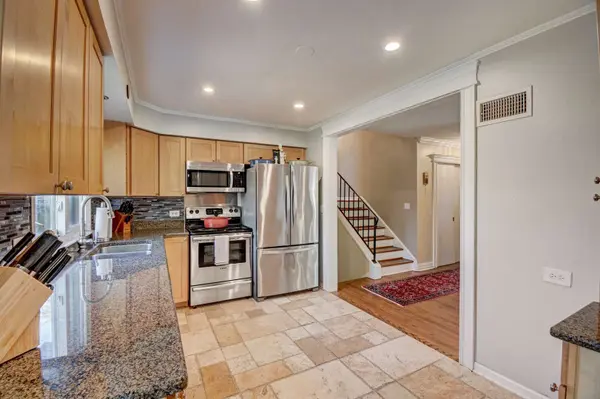 813 Castlewood LN, Deerfield, IL 60015