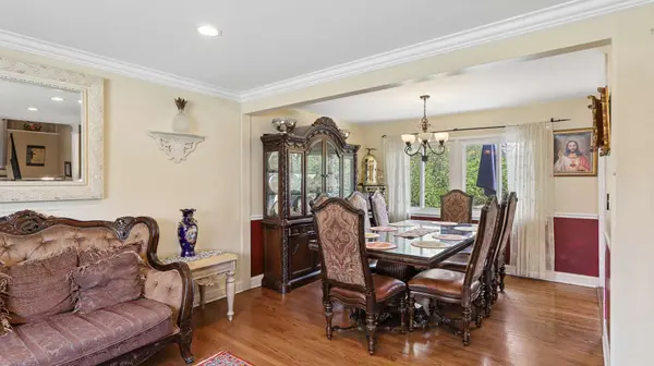 813 Castlewood LN, Deerfield, IL 60015