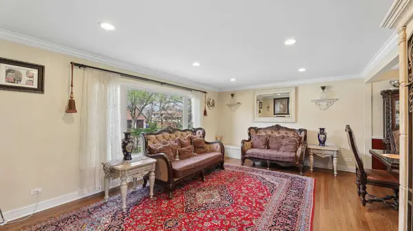 813 Castlewood LN, Deerfield, IL 60015