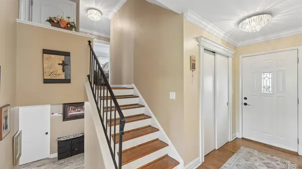 813 Castlewood LN, Deerfield, IL 60015