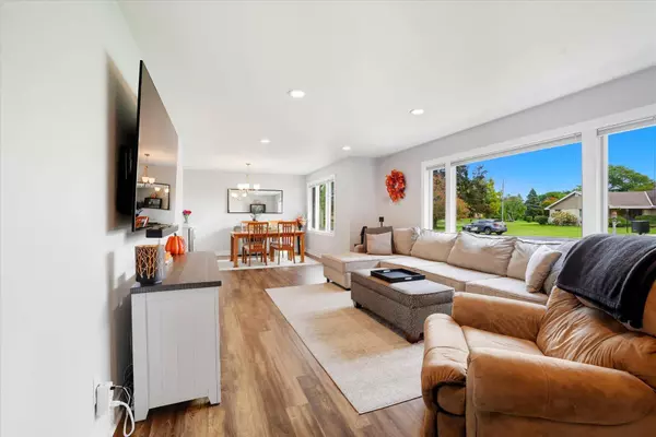 W230S2425 Morningside Dr, Waukesha, WI 53186