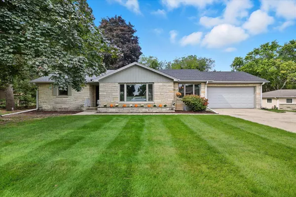 W230S2425 Morningside Dr, Waukesha, WI 53186