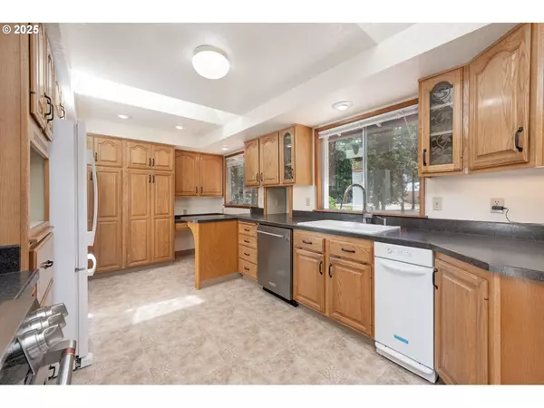 6930 OAKRIDGE DR, Gladstone, OR 97027