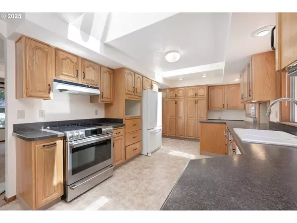 6930 OAKRIDGE DR, Gladstone, OR 97027